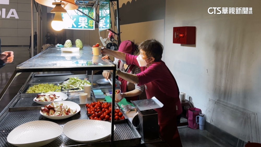 黃仁勳最愛「Fruit　Lady」　通化街水果阿嬤現身輝達尾牙