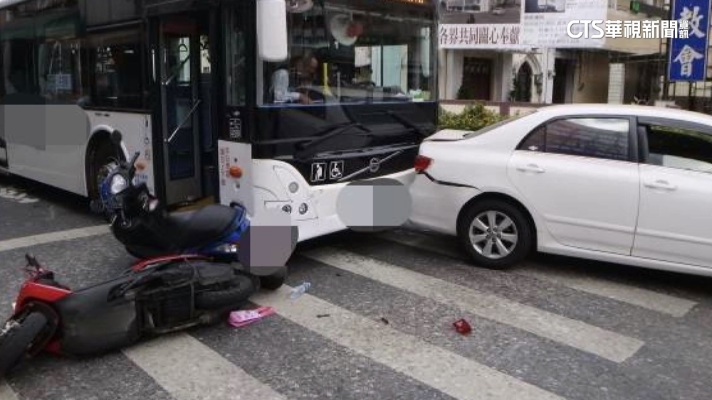 公車疑煞車不及追撞2汽車.6機車　騎士一度受困車底