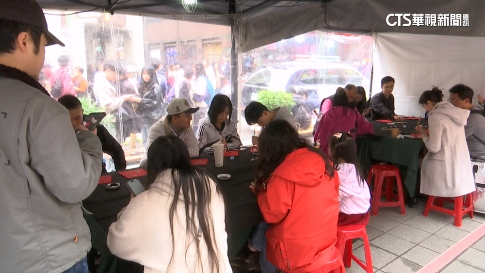 傳統習俗最對味！　民眾手寫免費春聯　最愛「馬.財.元寶」