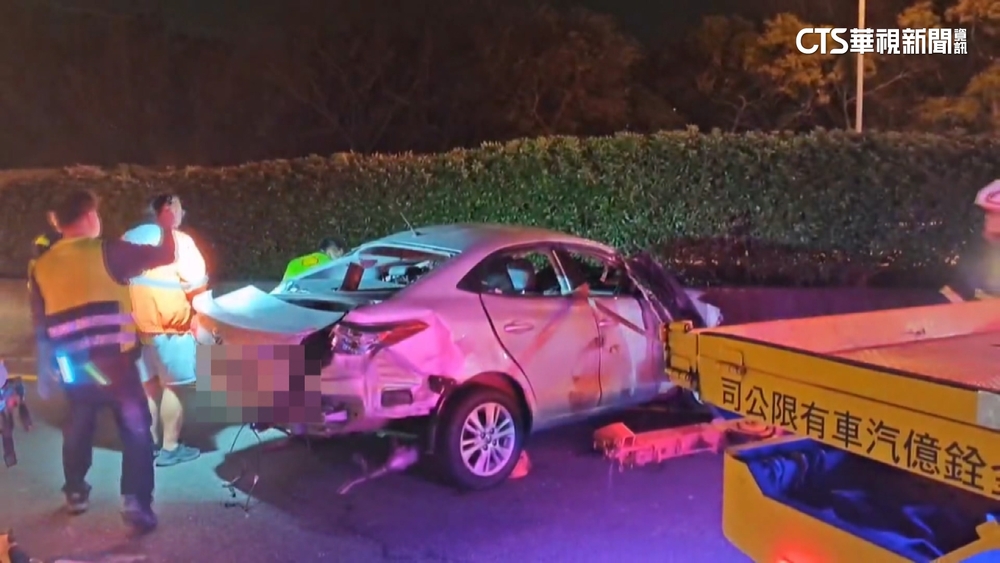 國3深夜5車追撞！　轎車側翻　2人卡車內1命危