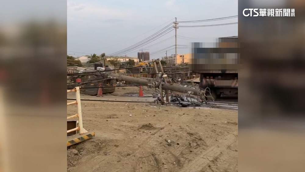 工程車扯垮電桿！仁武1666逾停電逾2小時　水利局致歉