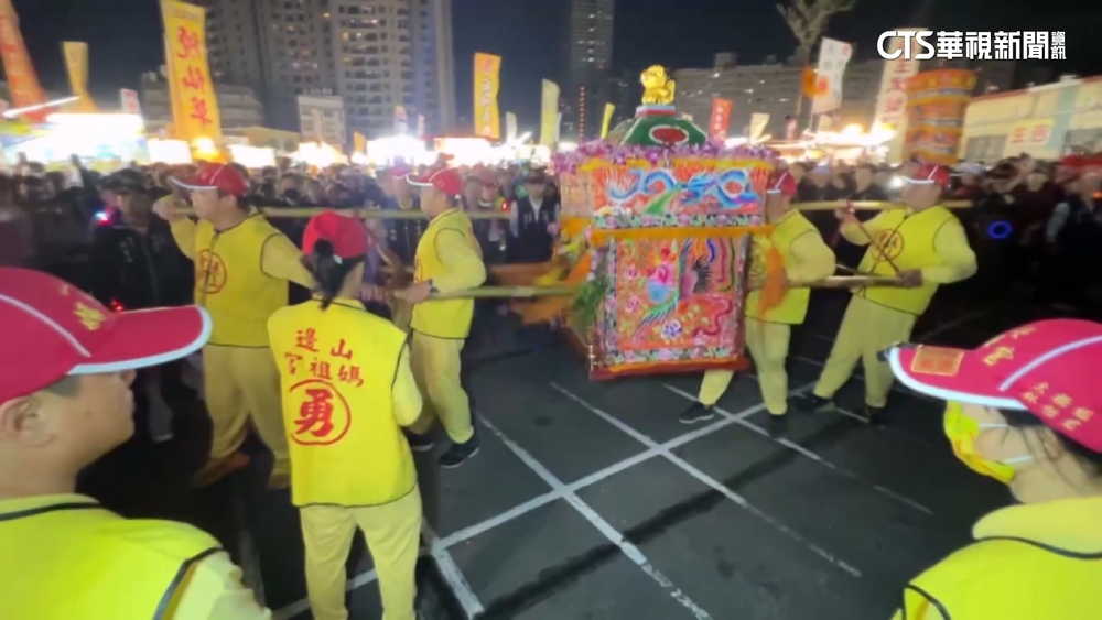 山邊媽.旱溪媽.大庄媽同框再逛夜市　民眾：比中頭獎快樂