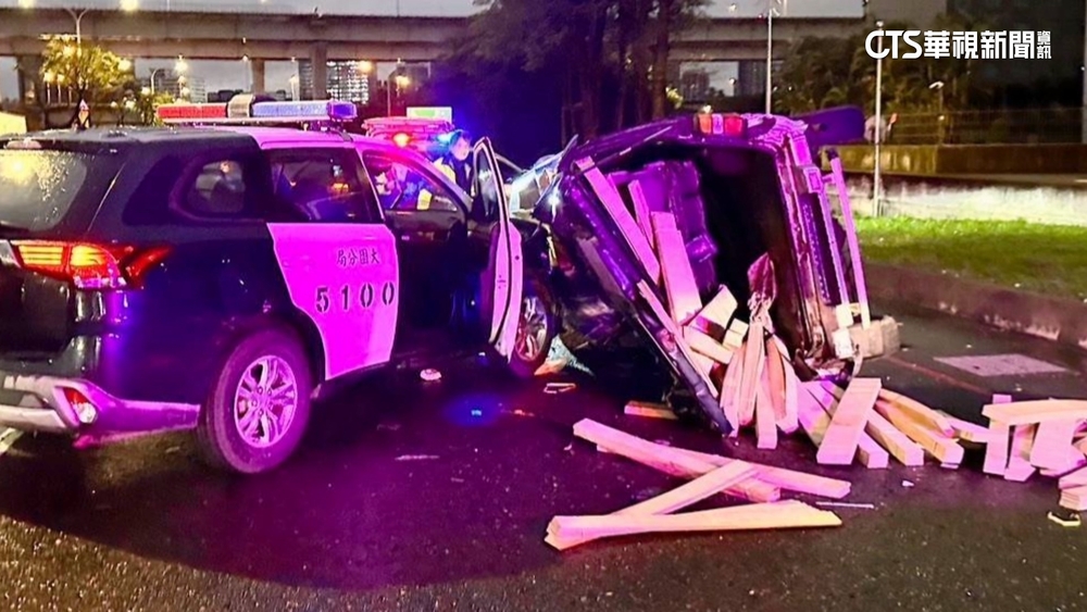 驚險飛車追逐6公里！　贓車男拒檢撞警車「翻90度」