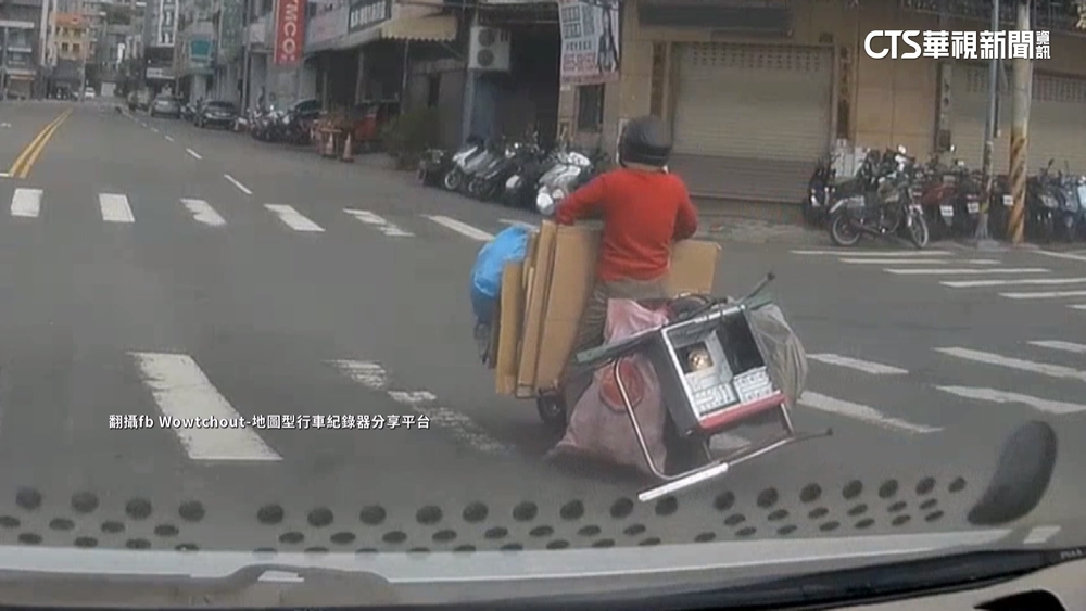 1分鐘連闖2紅燈！　回收婦「邊騎邊掉鐵管」最高罰近3萬