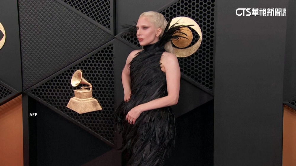 第68屆葛萊美獎　Lady Gaga黑天鵝禮服驚豔全場