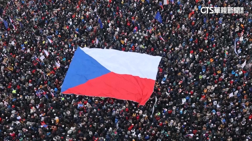 捷克總統控外長政治勒索　8萬人上街力挺