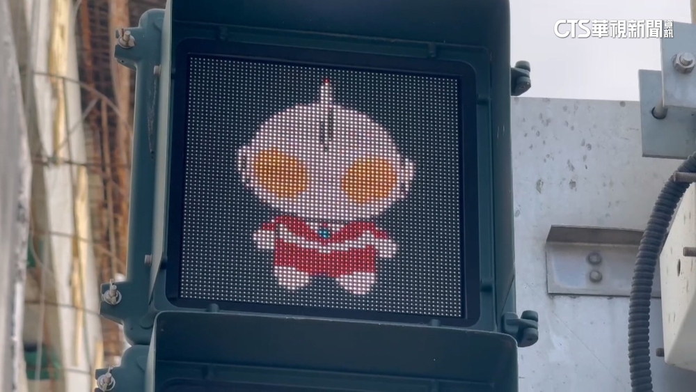 高雄全城應援！　公車、輪船、路燈都有「超人力霸王」