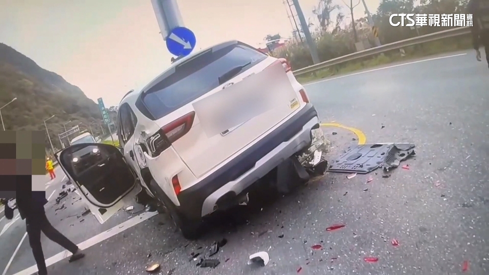 蘇花改自撞！　休旅車「引擎噴飛」　擦撞30人遊覽車