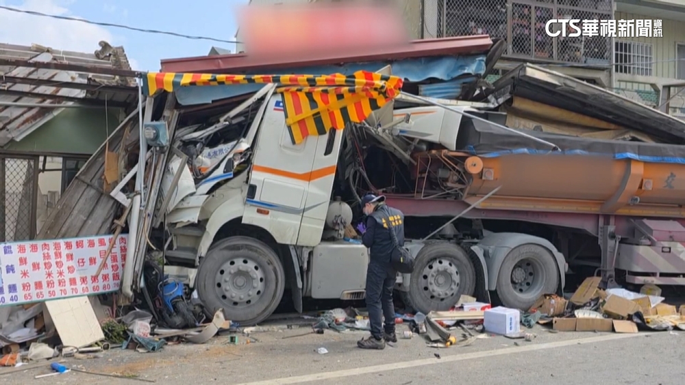閃避迴轉貨車失控！　砂石車「轟炸式」撞爛早午餐店2傷
