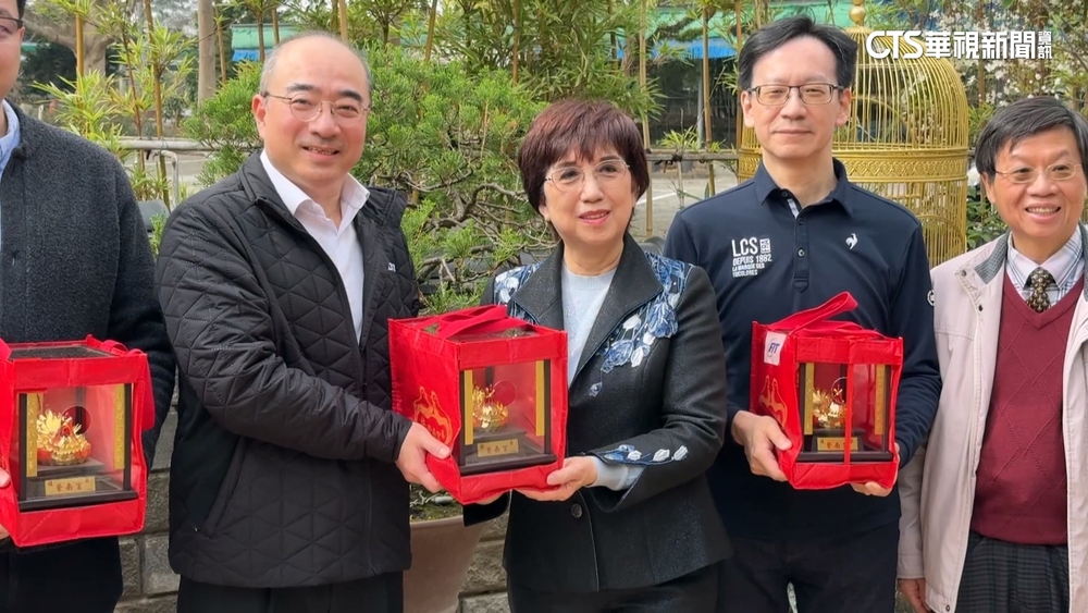 尾牙赴紫南宮　鴻海「錢媽媽」帶金牌答謝土地公