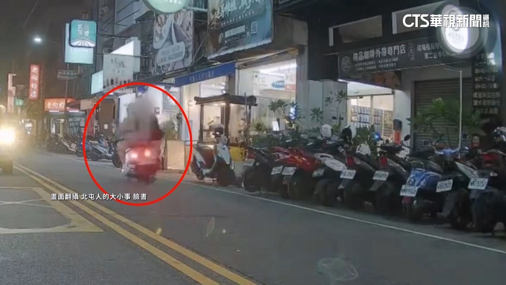 走車道邊「一回頭」遭撞　騎士摔飛.行人眼角掛彩