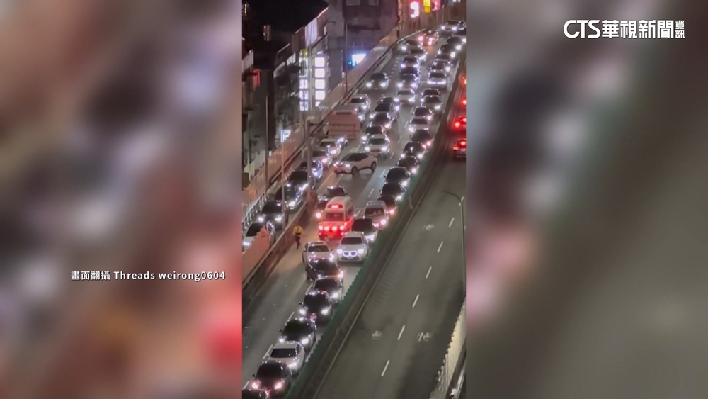 新北中山橋轎車、貨車擦撞　往新莊方向一度回堵