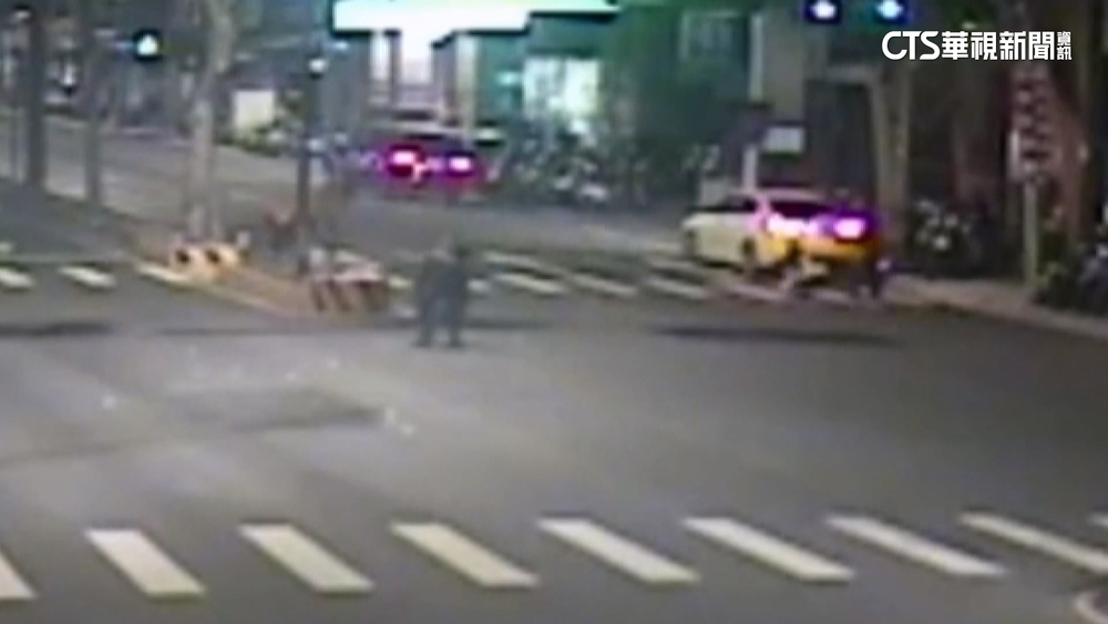 休旅車一個轉彎飛出50萬鈔票　路人幫撿找回39萬