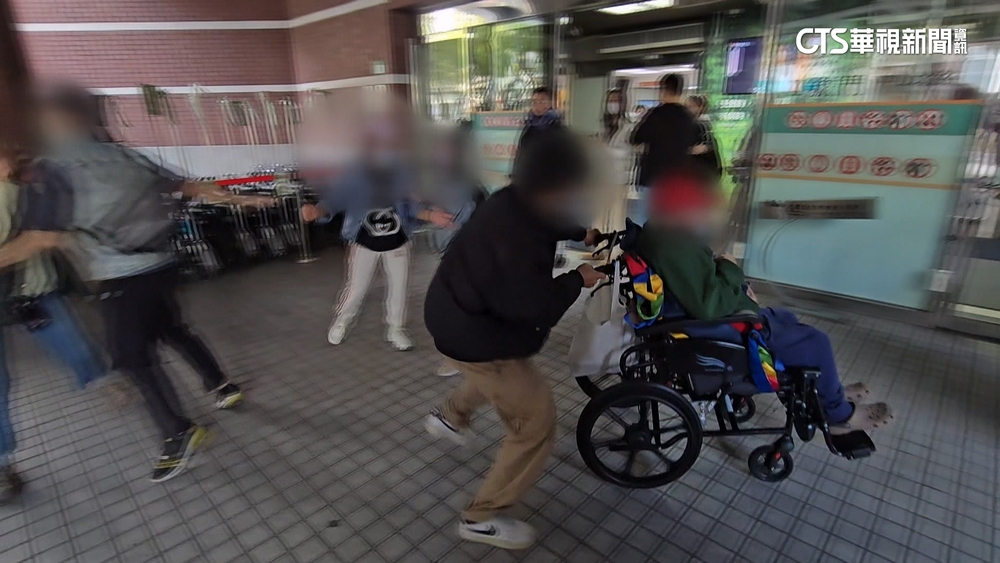 醫院門口搶人！　家屬推父狂奔　看護跪地哭喊救人