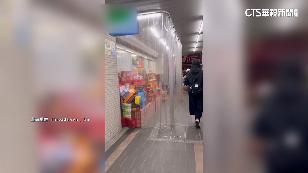 超商禮盒堆騎樓惹民怨　業者：防雨潑濕已收走