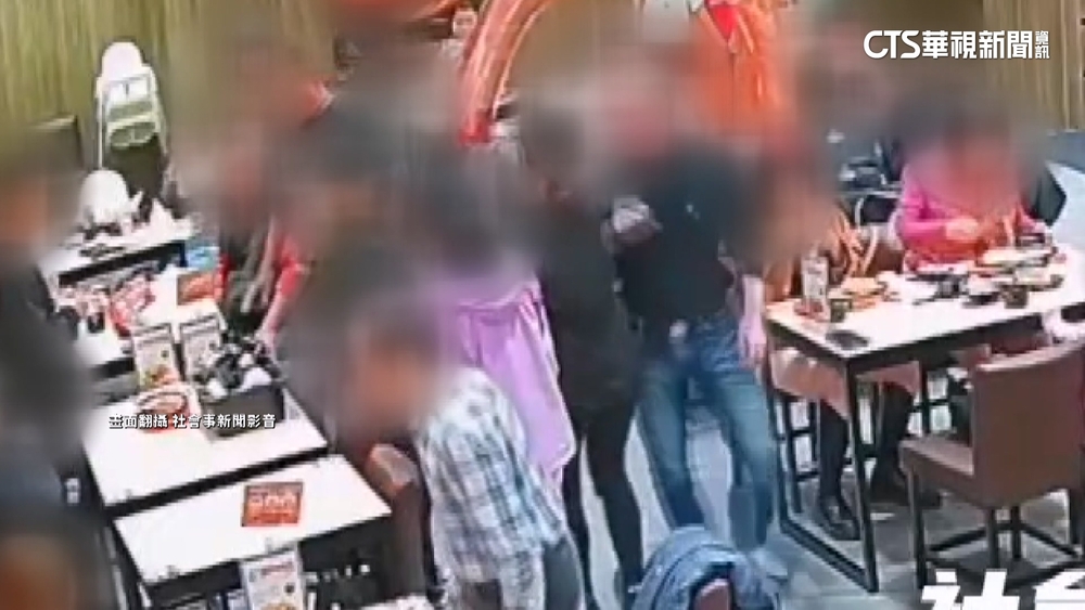 疑想換4人桌不成　男顧客與牛排店店員爆「肢體衝突」