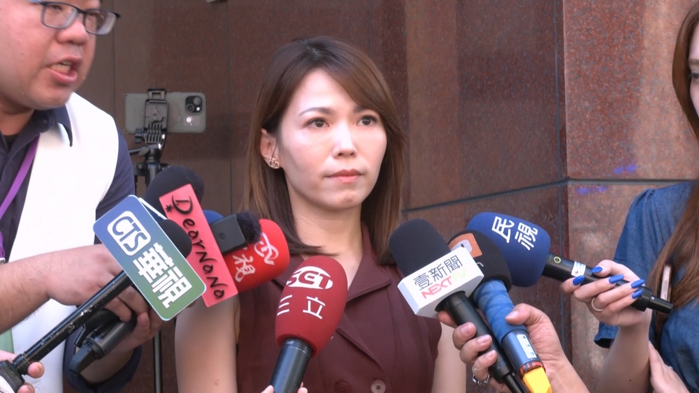 被鍾佳濱點名「板凳球員」上場代李貞秀　陳智菡嗆：貴黨團很閒？