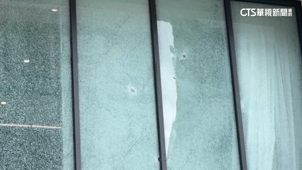 掃射20槍！台中茶行「門變蜂窩」　17歲嫌投案曝動機