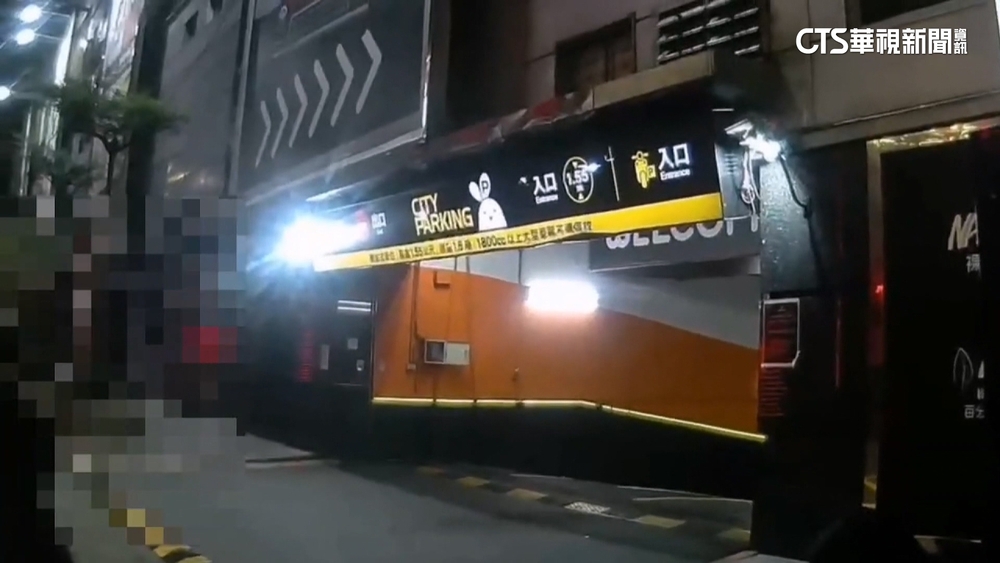 女子酒後失控！　手持破酒瓶衝向警察　遭警方壓制