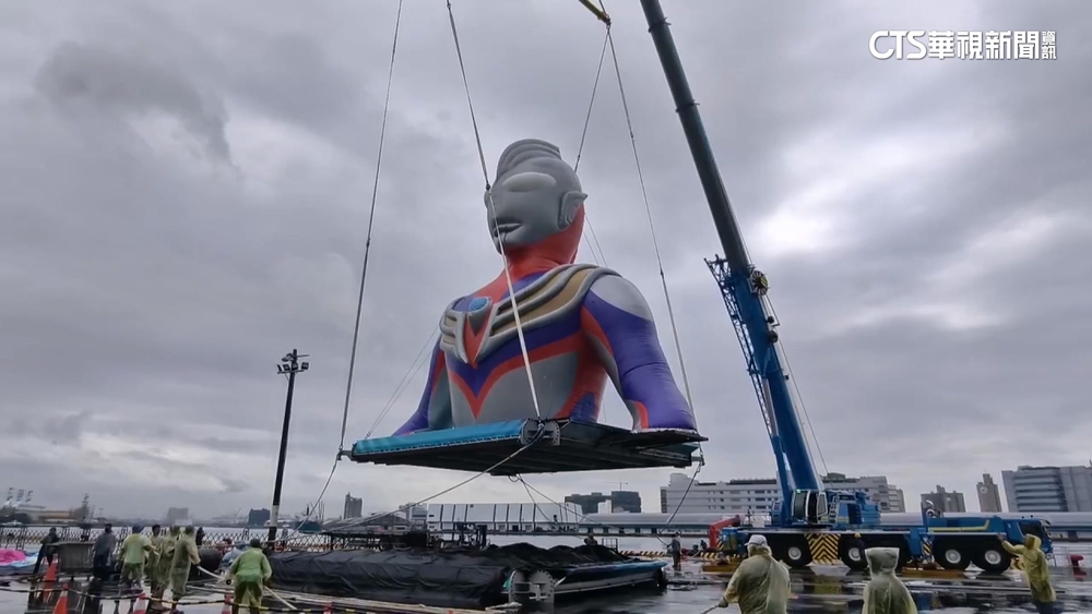 風雨無阻！　高雄港邊聚集民眾　等待「超人」就定位