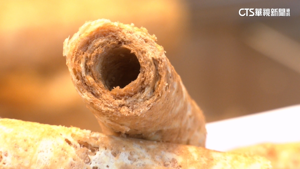 雞蛋下重本！迪化街現場手做6層蛋捲三根200元