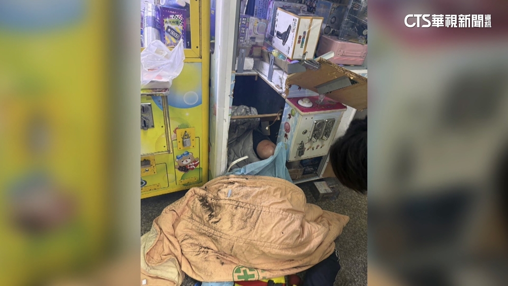 男異想天開鑽娃娃機洞口偷竊　「頭部卡住」動彈不得