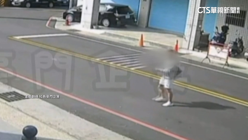 少年開槍掃射茶行畫面曝　用槍生疏.當街冷靜換彈匣