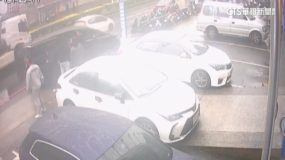 白天囂張街頭擄人　3分鐘內6路人行經.無人報警