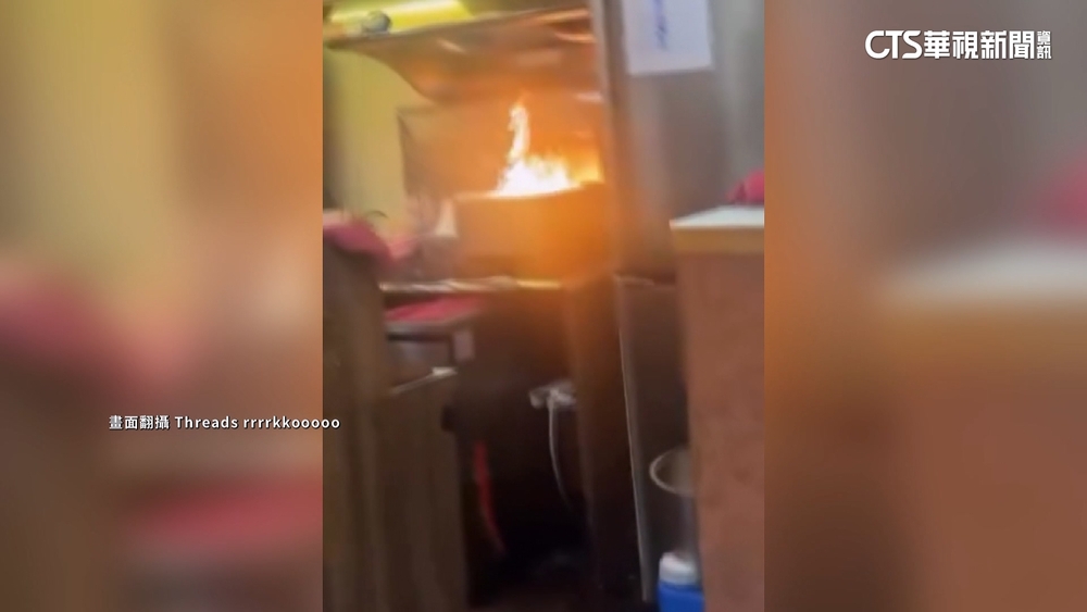 網咖火警！直擊廚房「冒火球」　民眾急拿滅火器搶救