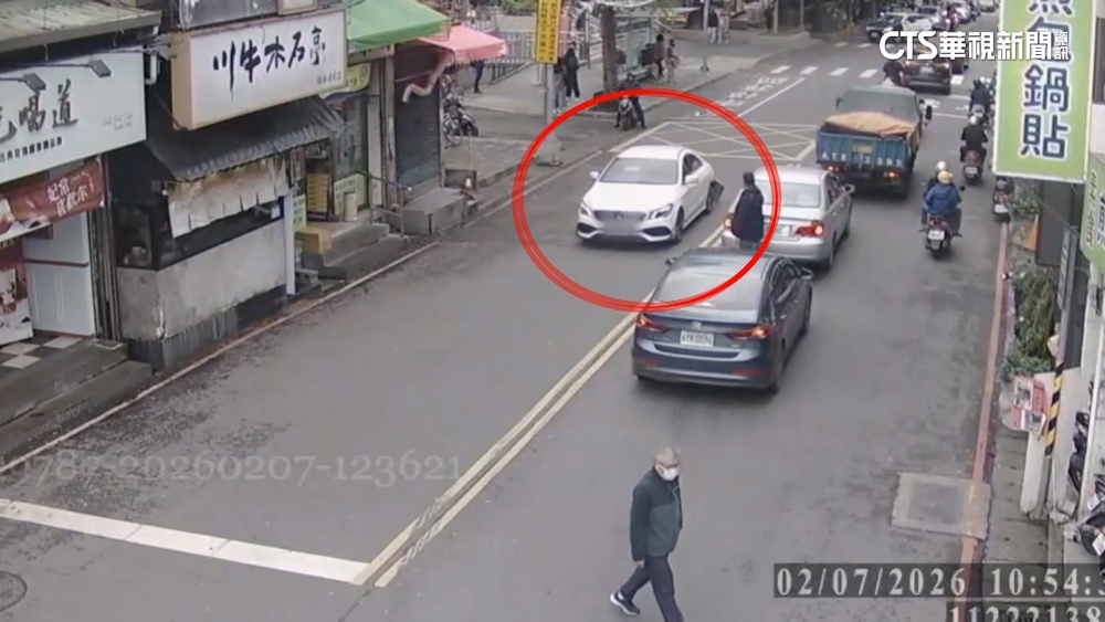 通緝犯遇臨檢假意配合　再猛踩油門逃逸撞傷騎士