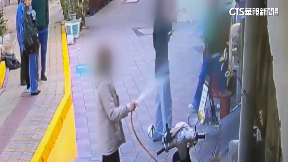 唱片行遭控「噪音干擾」　與鄰居互潑水驚動警方